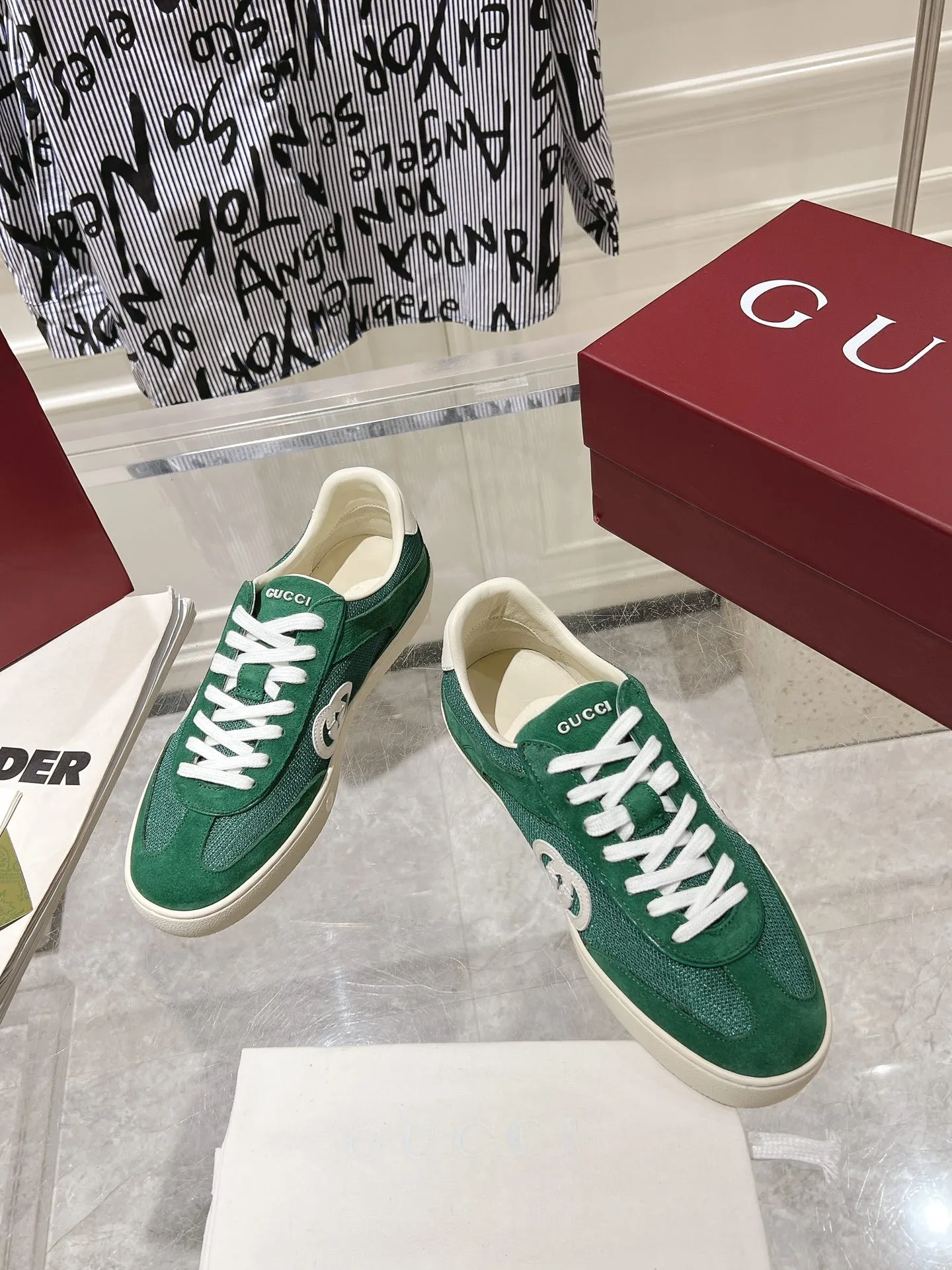 👟👟Ex-factory price 540👟👟Men's size +10 New upgraded version🔥Gucci 2024 new white shoes casual shoes hot recommendation, original TPU soles, original fabrics, original sheepskin lining sheepskin feet🔥Original cover craftsmanship is reproduced one to one! The pursuit of ultimate comfort! 🔥🔥 [Love] Fabric: Imported cow suede + mesh [Love] Packing: Counter-matched red shoe box ➕ Aviation airplane box [Love] Code number: 35-45